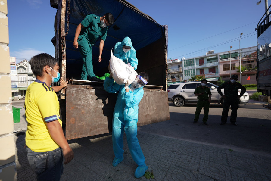 Hoa hậu H'Hen Niê đích thân khuân vác gạo đến điểm phát quà thị xã Lagi (tỉnh Bình Thuận). Khi nghe tin có đoàn thiện nguyện đi hỗ trợ ngoại thành, nàng hậu đã nhanh chóng đăng ký tham gia. Cô cùng các cộng sự thay nhau khuân gạo, chuyển rau củ, thực phẩm đến người nghèo. Ảnh: FBNV