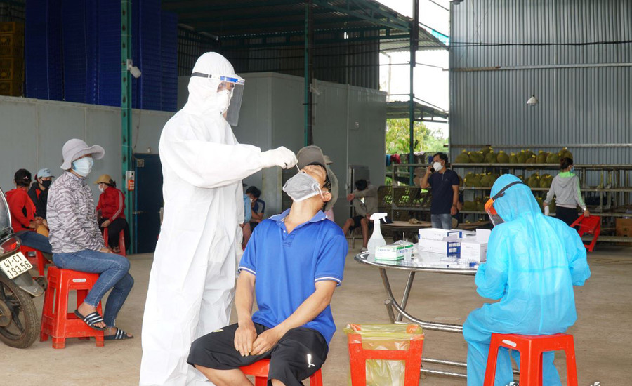 Ngành y tế lấy mẫu xét nghiệm tại vựa sầu riêng Lan Tươi. Ảnh: Sở Y tế Đắk Lắk.