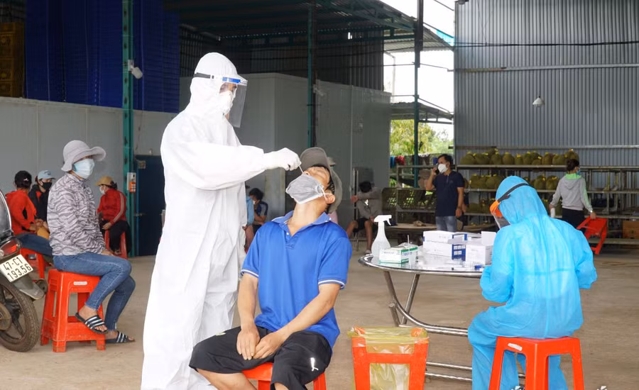 Ngành y tế lấy mẫu xét nghiệm tại vựa sầu riêng Lan Tươi. Ảnh: Sở Y tế Đắk Lắk.