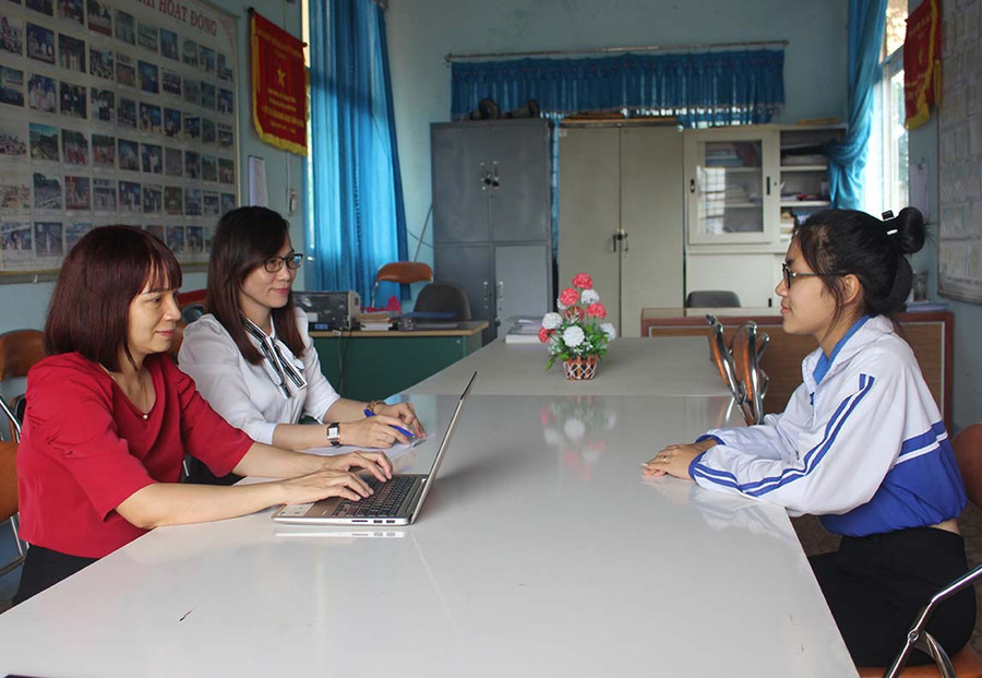  Thành viên Câu lạc bộ Tuổi hồng (Trường THPT Mạc Đĩnh Chi, huyện Chư Păh) tư vấn tâm lý cho học sinh (ảnh chụp trước tháng 4-2021). Ảnh: Thủy Bình
