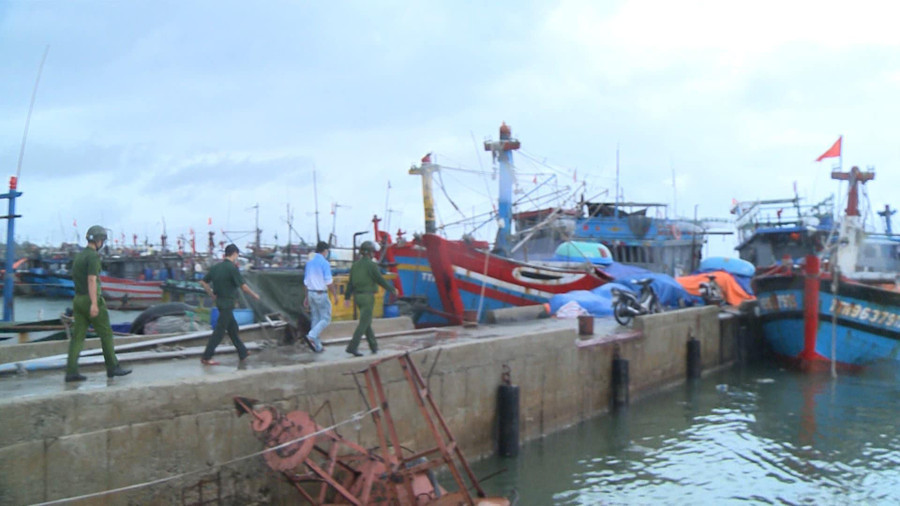 Công an tỉnh Thừa Thiên - Huế kiểm tra, khắc phục hậu quả bão số 5 tại các khu vục xung yếu, neo đậu tàu thuyền. Ảnh: H.T