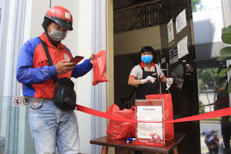 Doanh nghiệp F&B kiến nghị người tiêm đủ 2 mũi vaccine ngừa Covid-19, tuân thủ 5K được lưu thông, sản xuất kinh doanh và buôn bán. Ảnh: Hồng Phúc