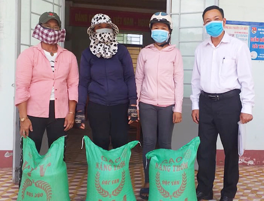 Thị trấn Phú Túc hỗ trợ gạo cho người dân khó khăn. Ảnh: Nam Trung Thị trấn Phú Túc hỗ trợ gạo cho người dân khó khăn. Ảnh: Nam Trung
