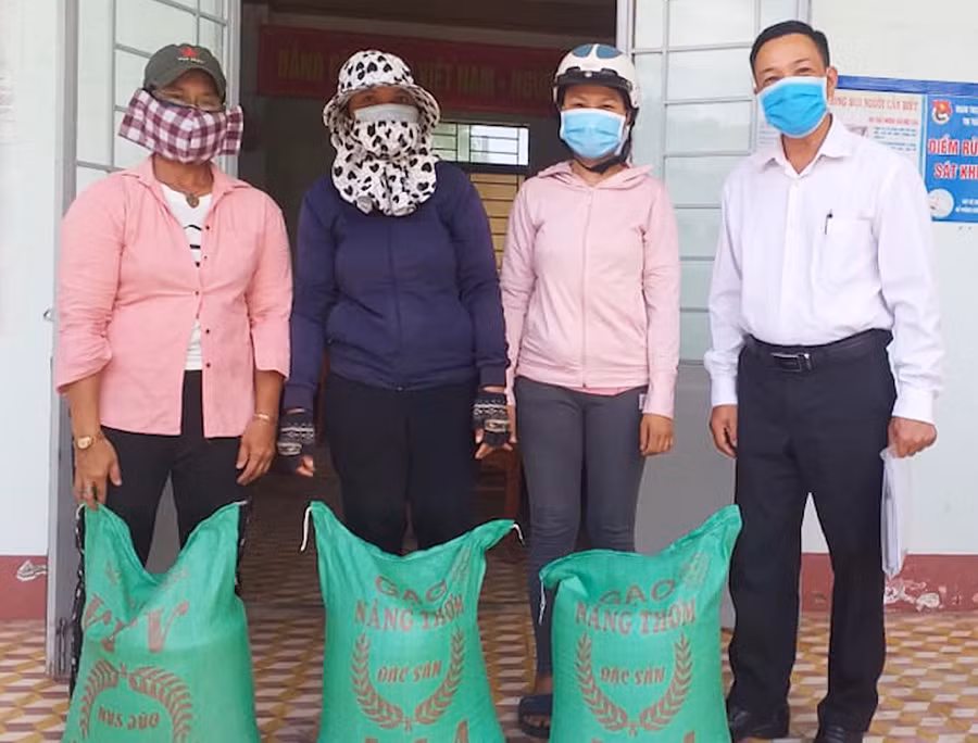  Thị trấn Phú Túc hỗ trợ gạo cho người dân khó khăn. Ảnh: Nam Trung