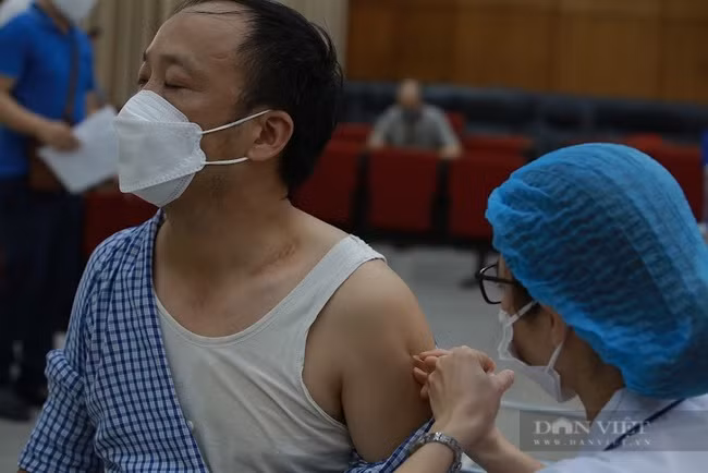 Tiêm vaccine Covid-19 cho người dân tại Hà Nội. Ảnh Gia Khiêm