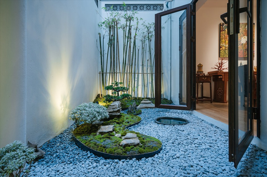  Anh An đã cải tạo thành vườn sỏi theo phong cách vườn Nhật. Khu vực này chia thành 2 phần: khu khô (có mái che) chỉ rải sỏi, làm chỗ ngồi uống trà; khu ướt (có nắng, mưa trực tiếp) để bày đá, trồng cây.