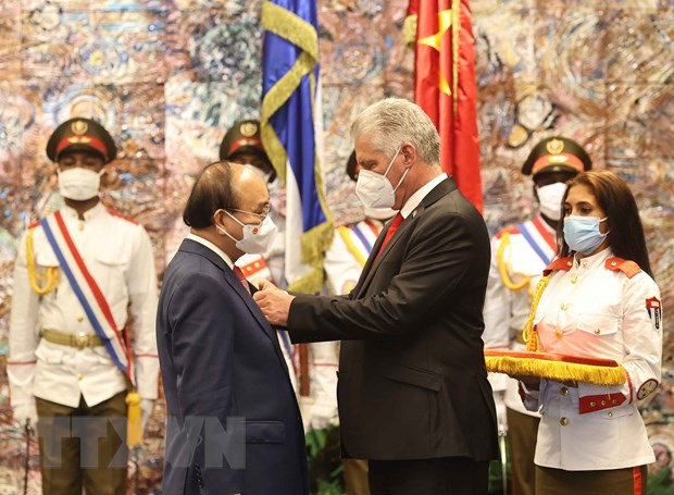 Chủ tịch Hội đồng Nhà nước và Hội đồng Bộ trưởng Cộng hòa Cuba Miguel Diaz Canel Bermudez gắn Huân chương Jose Marti cho Chủ tịch nước Nguyễn Xuân Phúc. (Ảnh: Thống Nhất/TTXVN) Chủ tịch Hội đồng Nhà nước và Hội đồng Bộ trưởng Cộng hòa Cuba Miguel Diaz Canel Bermudez gắn Huân chương Jose Marti cho Chủ tịch nước Nguyễn Xuân Phúc. (Ảnh: Thống Nhất/TTXVN)