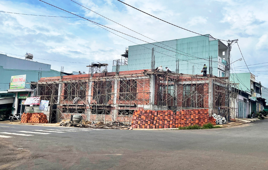 Hồ sơ cấp giấy phép xây dựng được Sở Xây dựng giải quyết trong vòng tối đa 14 ngày, giảm 30% thời gian so với quy định hiện hành. Ảnh: Vũ Thảo Hồ sơ cấp giấy phép xây dựng được Sở Xây dựng giải quyết trong vòng tối đa 14 ngày, giảm 30% thời gian so với quy định hiện hành. Ảnh: Vũ Thảo