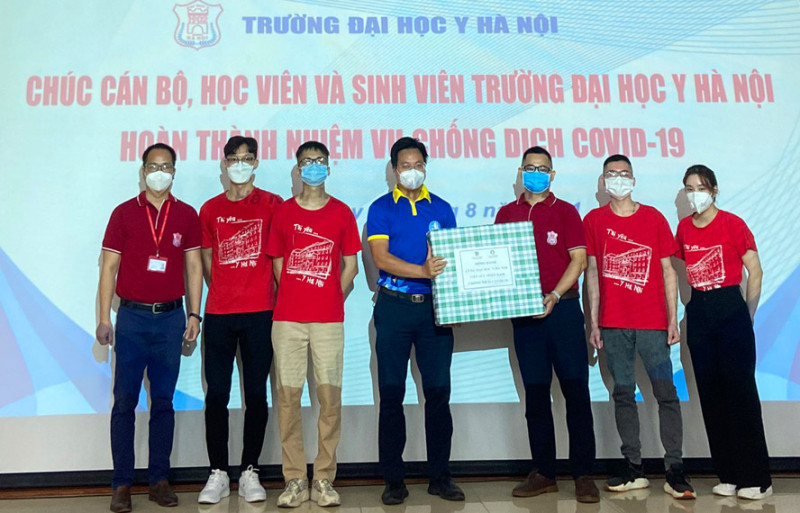 Phó Bí thư Thành đoàn, Chủ tịch Hội Sinh viên TP Hà Nội Trần Quang Hưng trao tặng quà tới đoàn tình nguyện.