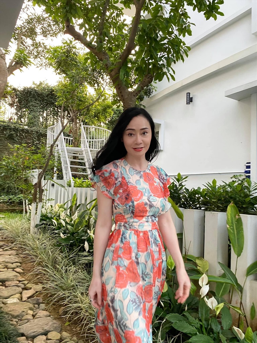 Trang phục yêu thích ở nhà của bà Xuân là váy hoa với có độ ôm vừa phải, kín đáo. Ảnh: NV Trang phục yêu thích ở nhà của bà Xuân là váy hoa với có độ ôm vừa phải, kín đáo. Ảnh: NV