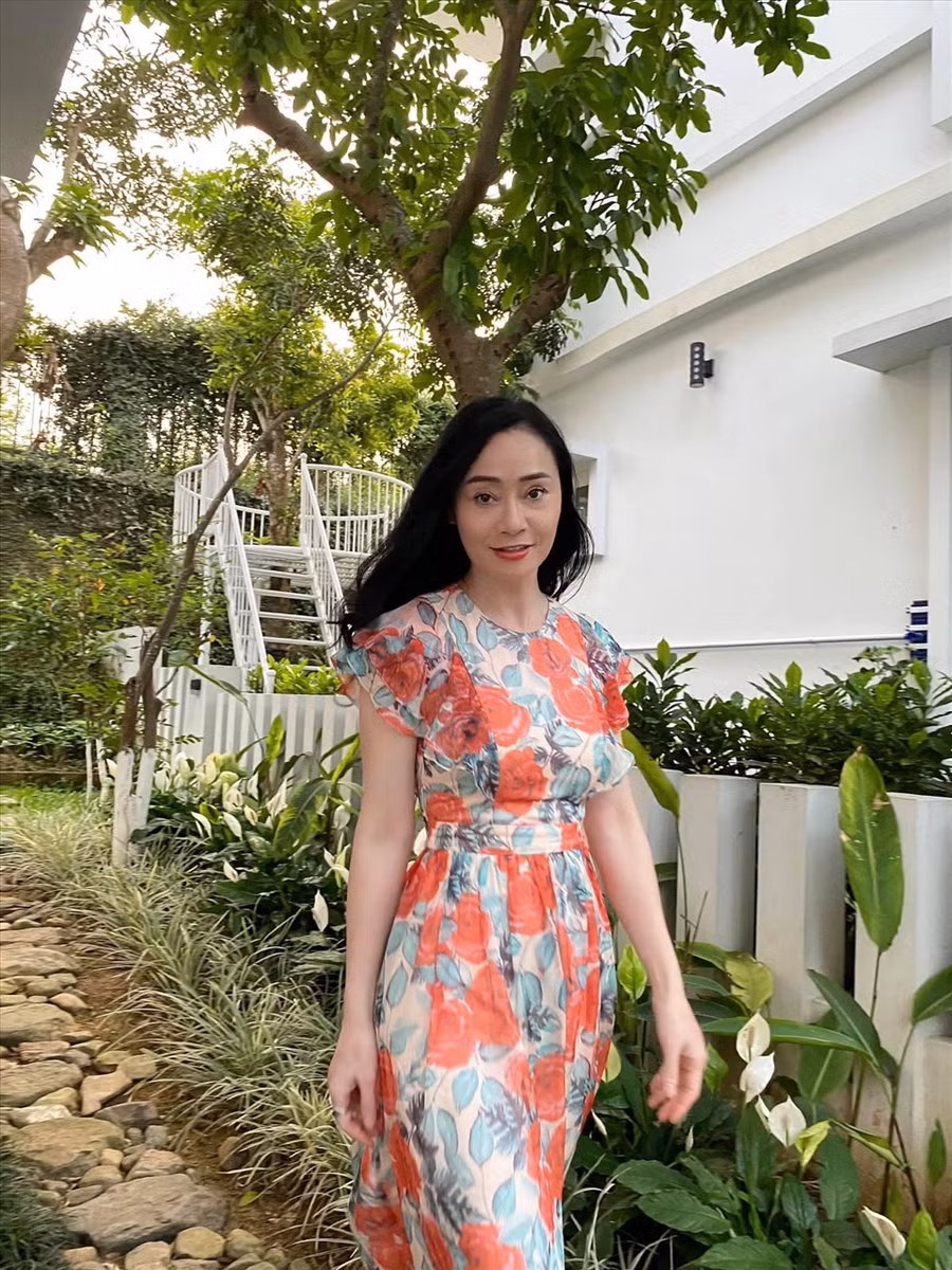 Trang phục yêu thích ở nhà của bà Xuân là váy hoa với có độ ôm vừa phải, kín đáo. Ảnh: NV