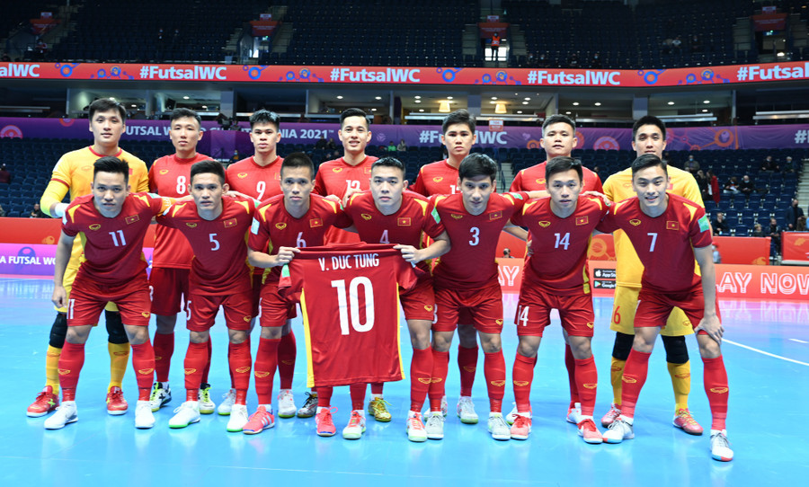 Tuyển futsal Việt Nam dành tình cảm cho Đức Tùng trước trận đấu với tuyển Nga. Ảnh: Quang Thắng Tuyển futsal Việt Nam dành tình cảm cho Đức Tùng trước trận đấu với tuyển Nga. Ảnh: Quang Thắng