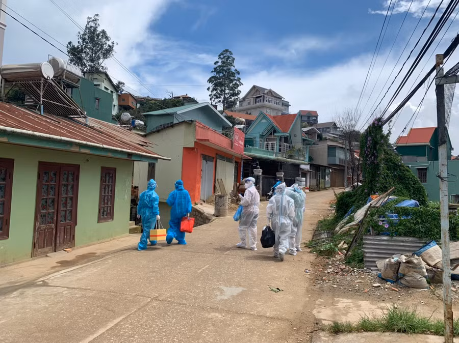 CDC Lâm Đồng truy vết, lấy mẫu xét nghiệm các trường hợp liên quan ổ dịch Công ty Sợi Đà Lạt. Ảnh: Ngọc Trung