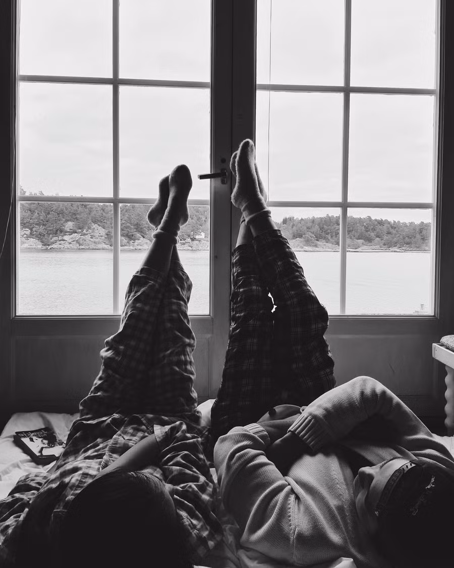 Khoảnh khắc tình cảm của cặp đôi được chia sẻ trên trang cá nhân. Ảnh: FBNV