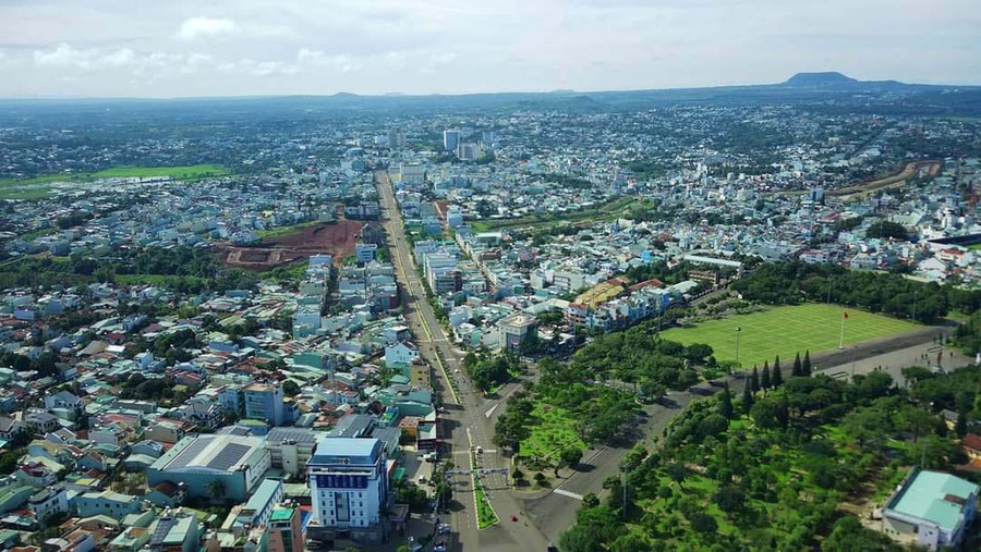 Những con đường ở Pleiku vắng bóng người xe trong những ngày thực hiện Chỉ thị 16 qua góc máy của Nghệ sĩ Nhiếp ảnh Hùng Hoa Lư. Ảnh do nhân vật cung cấp