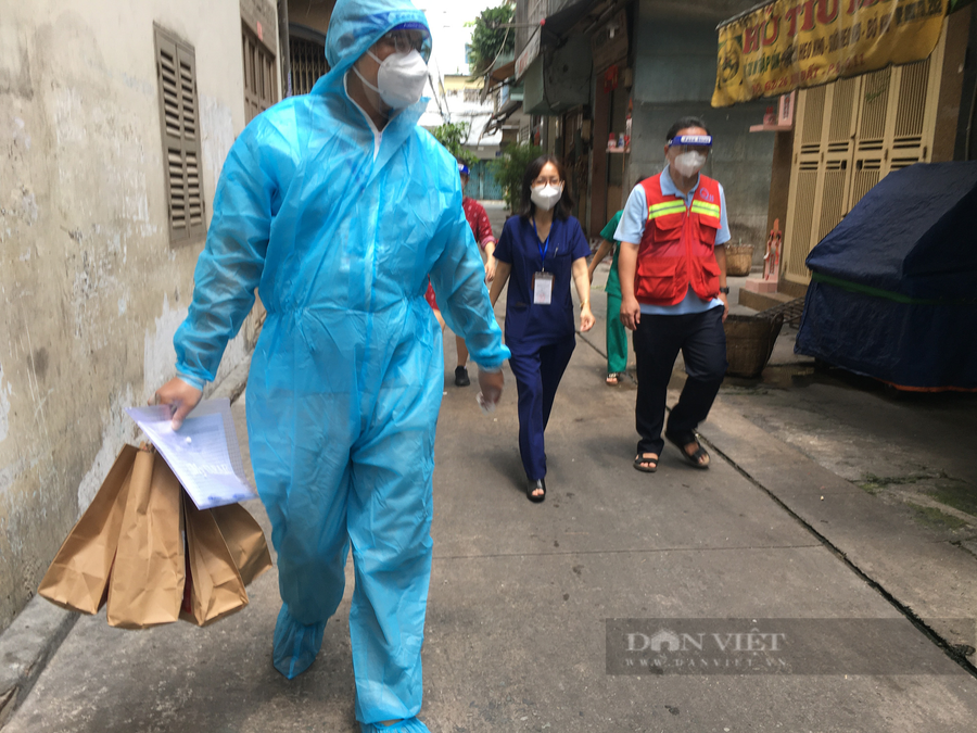 Anh Võ Thanh Phong mang túi thuốc đến nhà F0. Ảnh: B.D Anh Võ Thanh Phong mang túi thuốc đến nhà F0. Ảnh: B.D