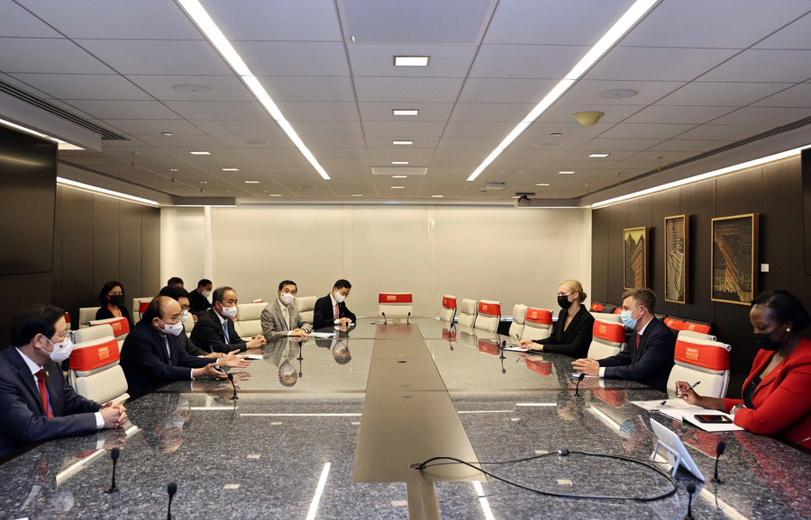 Chủ tịch nước Nguyễn Xuân Phúc làm việc với lãnh đạo Công ty Pfizer. Ảnh: TTXVN