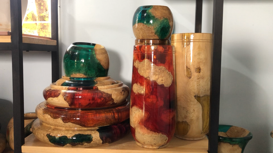 Đồ mỹ nghệ làm từ gốc cà phê và keo epoxy resin do anh Nguyễn Quyết Thắng khéo léo tạo nên. Ảnh: Thủy Bình