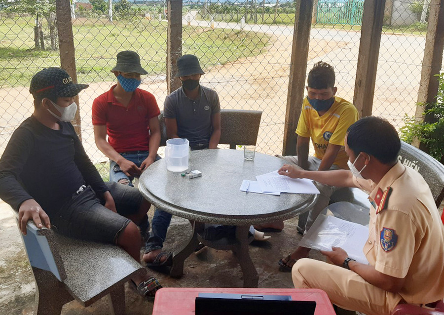  Công an huyện Phú Thiện gọi hỏi, răn đe nhiều trường hợp thanh-thiếu niên càn quấy. Ảnh: Lê Gia