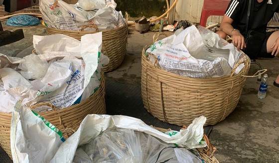 Ma tuý được nguỵ trang trong giỏ tre chứa mắm cá. Ảnh: Văn Minh