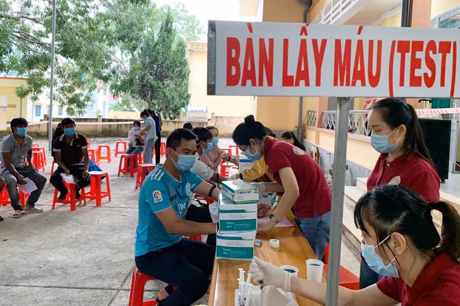  Đông đảo người dân huyện Kông Chro tham gia hiến máu tình nguyện. Ảnh Hồng Ngọc