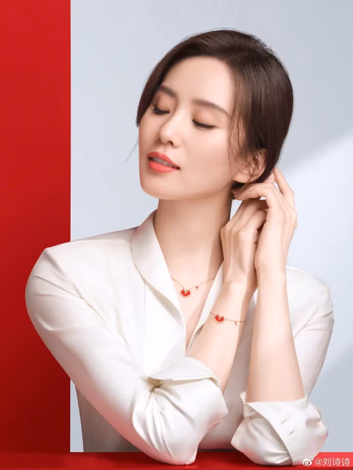 Lưu Thi Thi khoe khí chất trang nhã, thanh lịch với áo sơ mi trắng cùng lối trang điểm nhẹ nhàng, tự nhiên toát lên nét đẹp dịu dàng, thuần khiết.