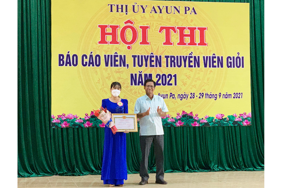  Ban tổ chức trao giải nhất hội thi cho thí sinh Phan Thị Kiều Lương-Chủ tịch Hội Liên hiệp Phụ nữ thị xã. Ảnh: Vũ Chi