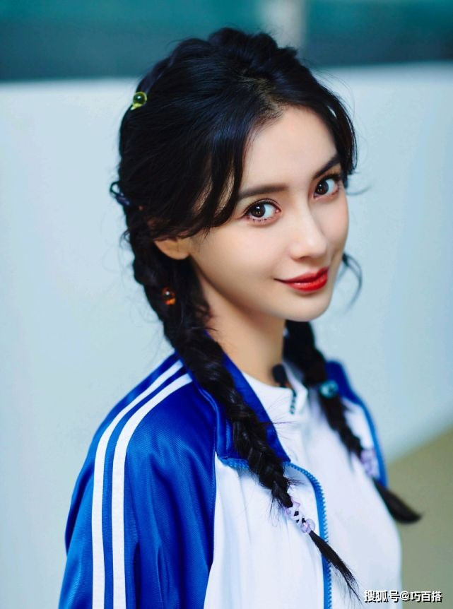 Kiểu tóc tết hai bên gắn liền với hình ảnh xinh đẹp của Angelababy trong nhiều sự kiện. Cô trẻ hóa phong cách bằng trang phục thể thao khỏe khoắn năng động. Người đẹp từng vướng tin đồn hôn nhân rạn nứt với tài tử Huỳnh Hiểu Minh, tuy nhiên cả hai đều im lặng, Angelababy cũng là bà mẹ có tiếng trong chăm sóc và dạy dỗ con cái. Kiểu tóc tết hai bên gắn liền với hình ảnh xinh đẹp của Angelababy trong nhiều sự kiện. Cô trẻ hóa phong cách bằng trang phục thể thao khỏe khoắn năng động. Người đẹp từng vướng tin đồn hôn nhân rạn nứt với tài tử Huỳnh Hiểu Minh, tuy nhiên cả hai đều im lặng, Angelababy cũng là bà mẹ có tiếng trong chăm sóc và dạy dỗ con cái.