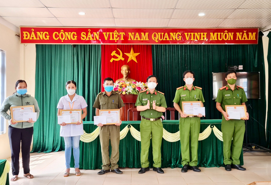 Vừa qua, cán bộ, chiến sĩ và người dân xã Diên Phú được UBND TP. Pleiku khen thưởng vì đã có thành tích xuất sắc trong công tác phòng-chống dịch. Ảnh: Trần Dung