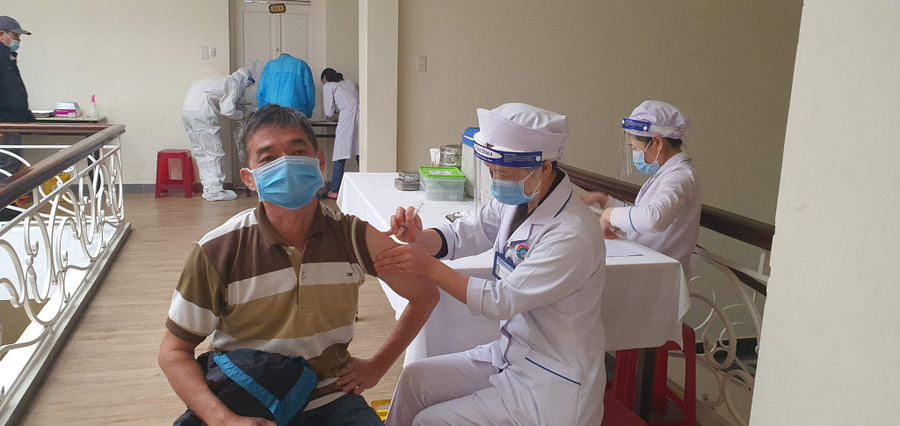 Tiêm vắc xin Covid-19 cho một lái xe tại Đà Lạt. Ảnh: Lâm Viên