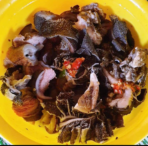 Bò vàng sau khi thui, thực khách sẽ tự xẻo từng miếng để nướng và thưởng thức Bò vàng sau khi thui, thực khách sẽ tự xẻo từng miếng để nướng và thưởng thức