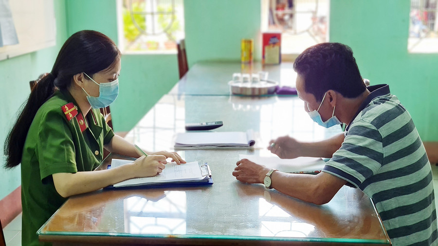  Công an phường Diên Hồng, TP. Pleiku làm việc với trường hợp vi phạm P.V.B. Ảnh: Bá Bính