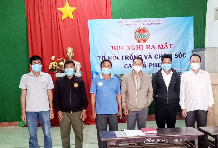  Ra mắt Tổ hội trồng và chăm sóc cà phê tại thôn Hàm Rồng. Ảnh: Lê Đại 