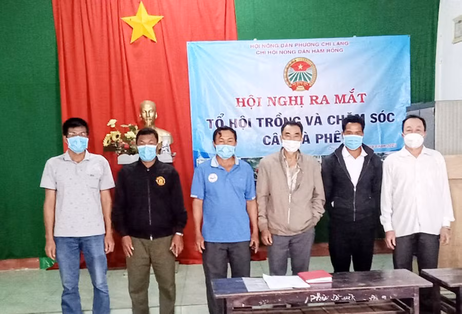  Ra mắt Tổ hội trồng và chăm sóc cà phê tại thôn Hàm Rồng. Ảnh: Lê Đại 
