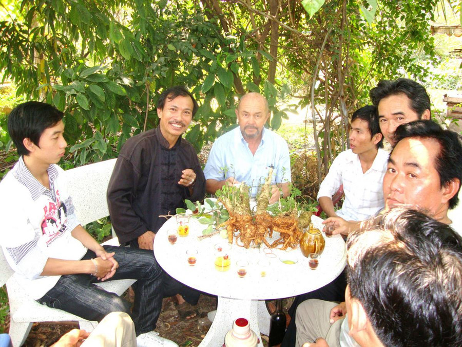 Lương y Nguyễn Đức Nghĩa (thứ hai từ trái sang) giới thiệu với đoàn du khách về những củ đinh lăng trồng tại Việt Nam. Lương y Nguyễn Đức Nghĩa (thứ hai từ trái sang) giới thiệu với đoàn du khách về những củ đinh lăng trồng tại Việt Nam.