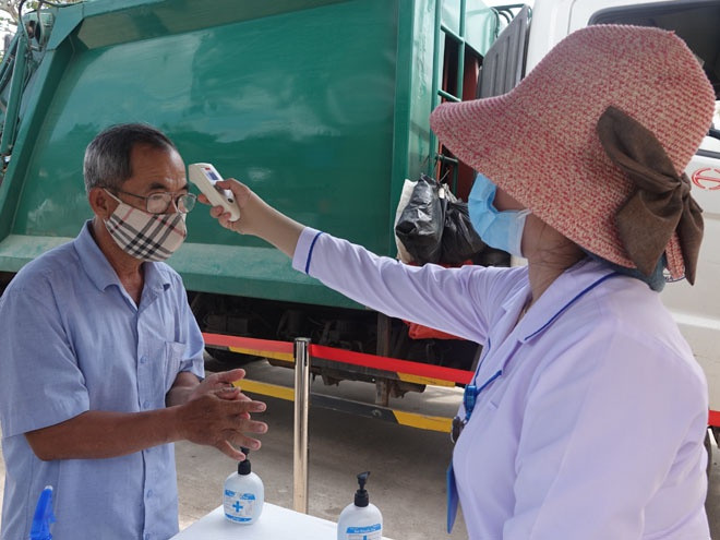 Kiểm soát người ra vào Bệnh viện đa khoa khu vực Bồng Sơn, TX.Hoài Nhơn - Ảnh: Hoàng Trọng Kiểm soát người ra vào Bệnh viện đa khoa khu vực Bồng Sơn, TX.Hoài Nhơn - Ảnh: Hoàng Trọng