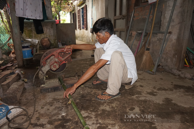  Ông Sáng chuẩn bị thức ăn cho dúi. Ảnh: Trần Hậu