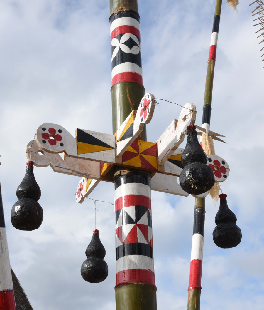 Biểu tượng rau dớn ở bộ giá đỡ treo quả bầu trên cây nêu của dân tộc Jrai. Ảnh: Tấn Vịnh