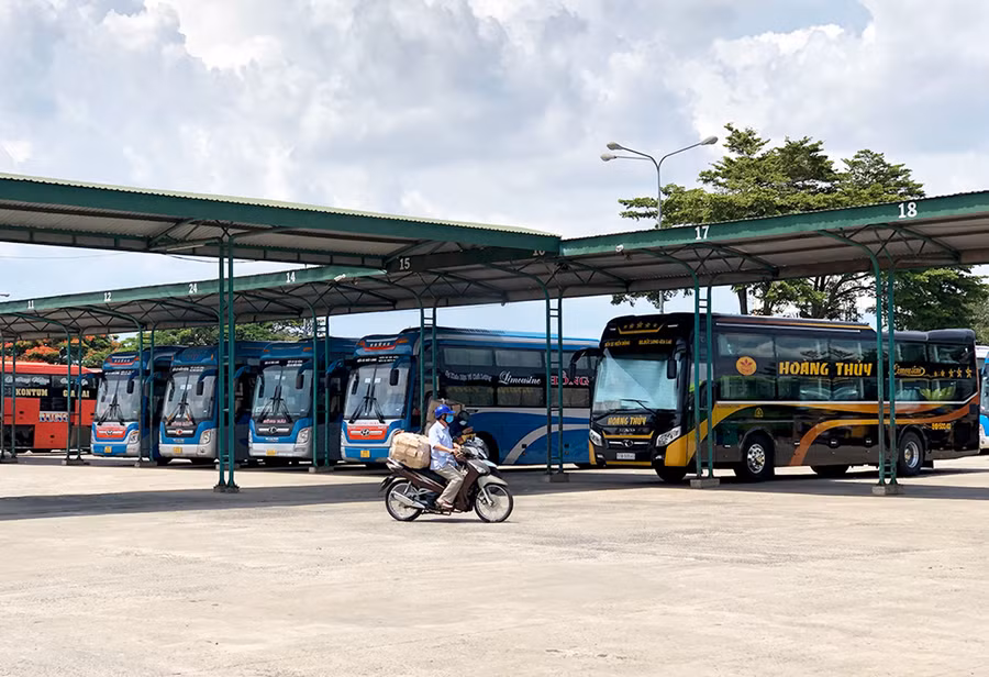 Hiện nay, tại Bến xe Đức Long Gia Lai có rất ít phương tiện đăng ký xuất bến trong ngày. Ảnh: Lê Hòa