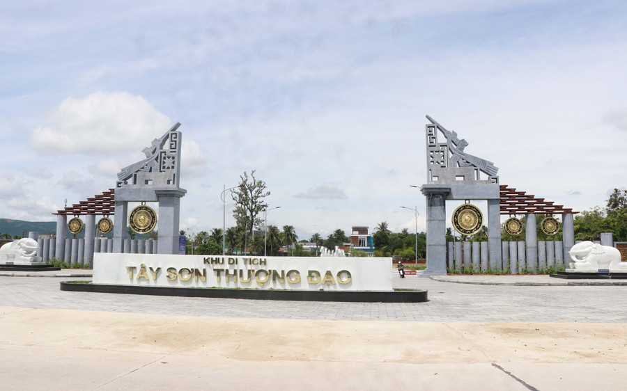 Cổng vào Khu di tích Tây Sơn Thượng đạo được đầu tư xây dựng khang trang. Ảnh: Ngọc Minh