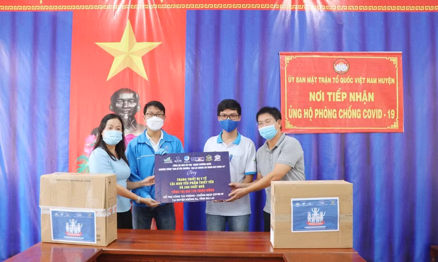 Nhóm từ thiện Fly To Sky phối hợp Hội LHTN Việt Nam tỉnh, Đoàn Thanh niên Thông tấn xã thực hiện chương trình “San sẻ yêu thương-Gia Lai chung tay đánh bay Covid-19) tại huyện Krông Pa. Ảnh: Phan Lài