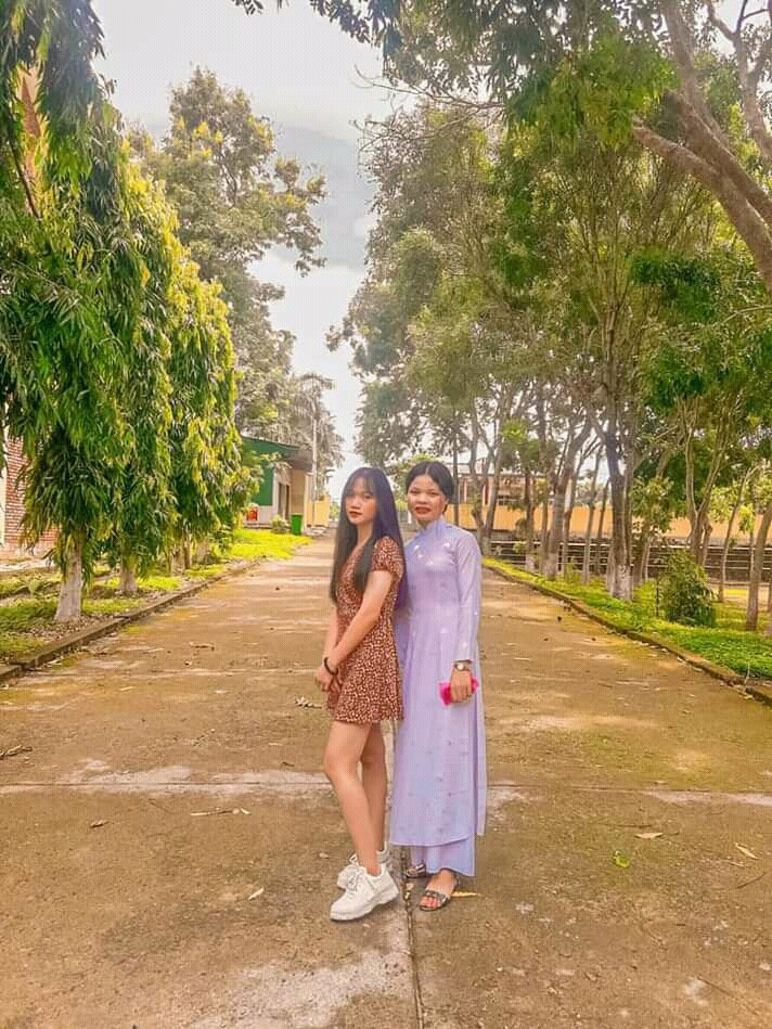 Tân thủ khoa trong một khoảnh khắc đời thường chụp tại sân trường. Ảnh: NVCC