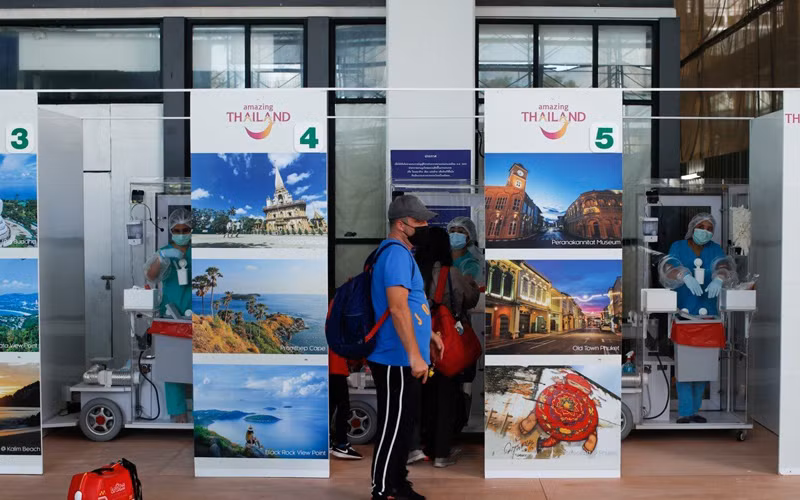 Du khách đứng tại khu vực xét nghiệm Covid-19 ở sân bay Phuket (Ảnh: REUTERS)