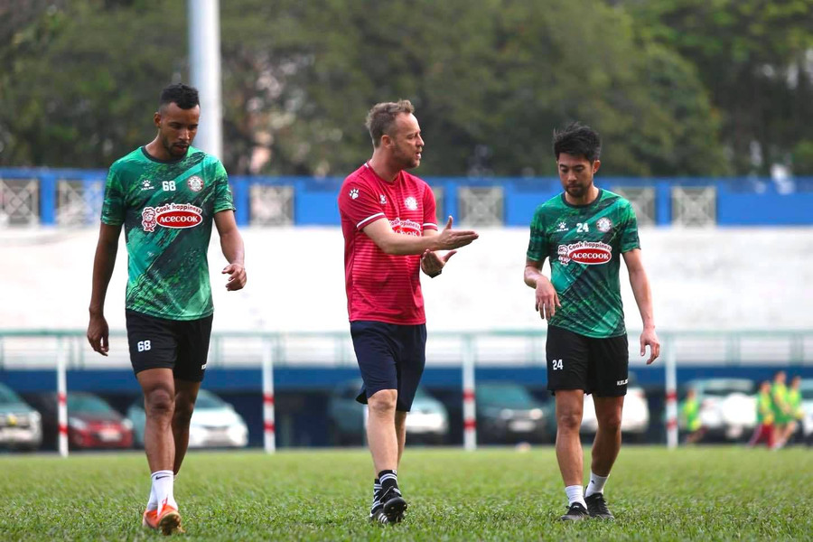 HLV Mano Polking đến với CLB TP.HCM cùng mức lương 700 triệu đồng/tháng...Ảnh: Khả Hòa