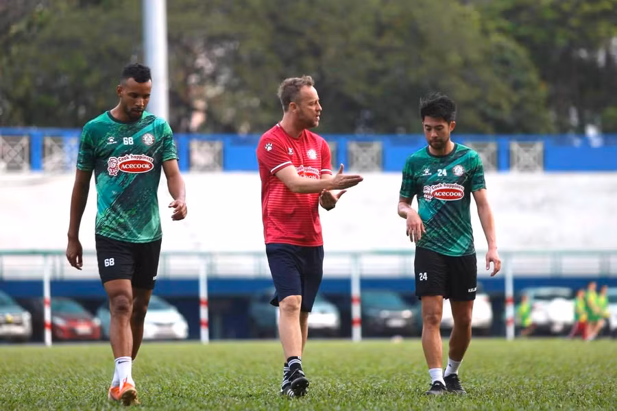 HLV Mano Polking đến với CLB TP.HCM cùng mức lương 700 triệu đồng/tháng...Ảnh: Khả Hòa