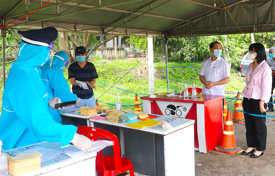 Phó Chủ tịch UBND tỉnh Nguyễn Thị Thanh Lịch nắm tình hình hoạt động tại chốt kiểm soát phòng-chống dịch Covid-19 của tỉnh trên quốc lộ 19. Ảnh: Ngọc Minh 