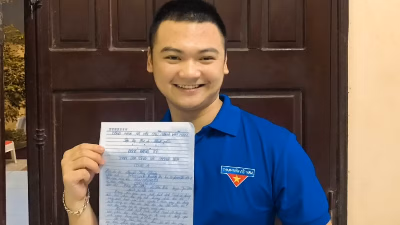 Thầy giáo tương lai Nguyễn Huy Hoàng cùng lá đơn xin tham gia chống dịch.
