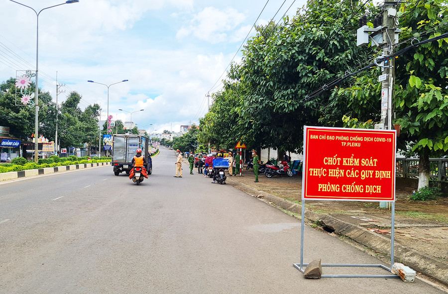 Chốt kiểm soát dịch tổ số 3 của Công an thành phố Pleiku tại cầu số 3, đường Phạm Văn Đồng, phường Thống Nhất. Ảnh: Bá Bính