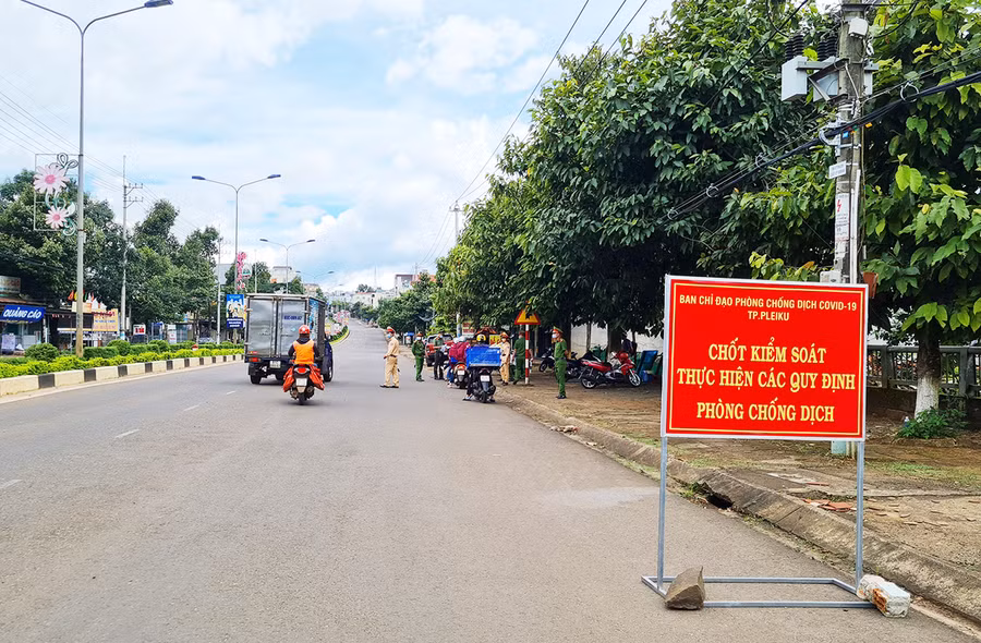 Chốt kiểm soát dịch tổ số 3 của Công an thành phố Pleiku tại cầu số 3, đường Phạm Văn Đồng, phường Thống Nhất. Ảnh: Bá Bính