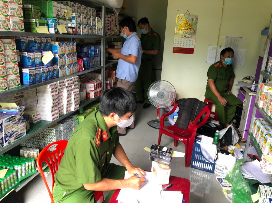 Lực lượng chức năng lập biên bản thu giữ các mặt hàng tại kho của Công ty TNHH Nhân Đức Pharma. Ảnh: Công an cung cấp Lực lượng chức năng lập biên bản thu giữ các mặt hàng tại kho của Công ty TNHH Nhân Đức Pharma. Ảnh: Công an cung cấp